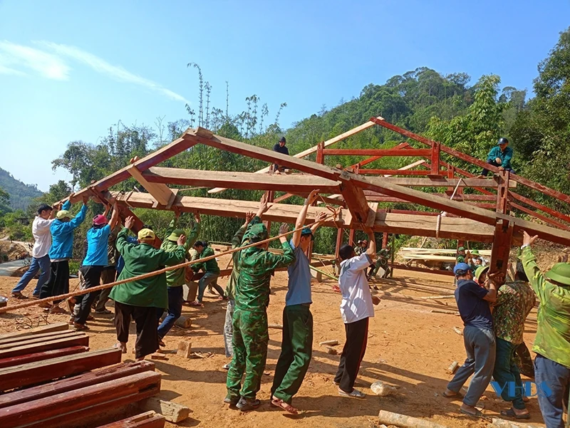 Bừng sáng Ché Lầu