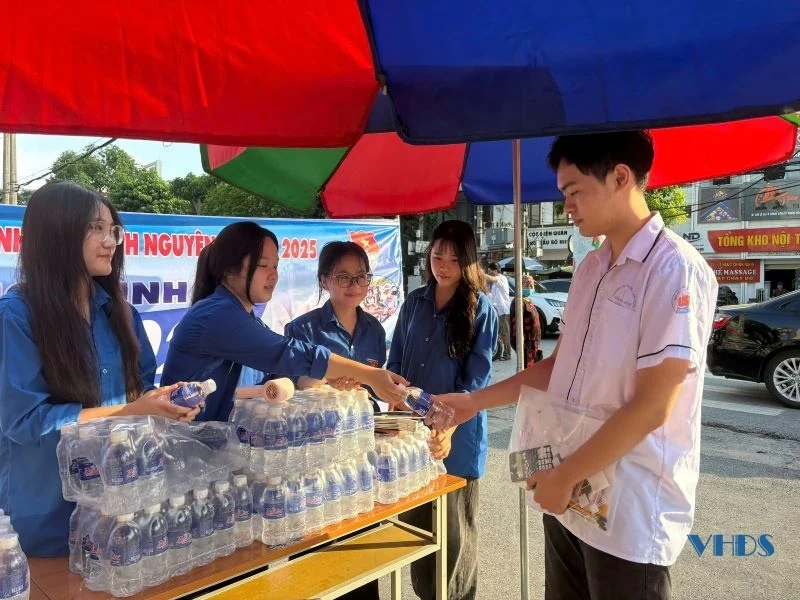 Ấn tượng đẹp từ màu áo xanh tình nguyện
