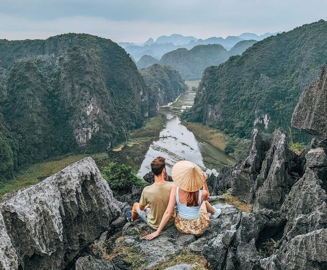 Việt Nam đang áp dụng chính sách thị thực đặc thù gì cho du khách quốc tế?