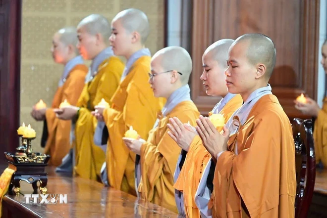 Gần 1.000 tăng ni phật tử cầu nguyện quốc thái dân an đánh dấu thời khắc lịch sử