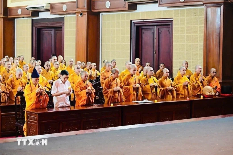 Gần 1.000 tăng ni phật tử cầu nguyện quốc thái dân an đánh dấu thời khắc lịch sử