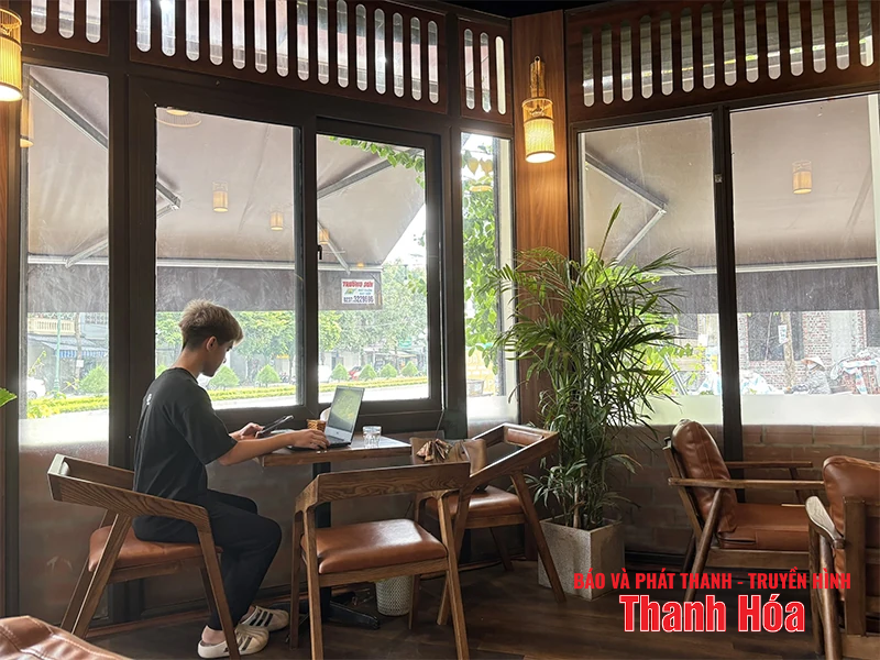 Làm việc tại quán cà phê