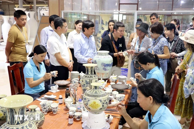 Gốm Chu Đậu góp phần quảng bá văn hóa Việt tại Kỳ họp ABAC 3