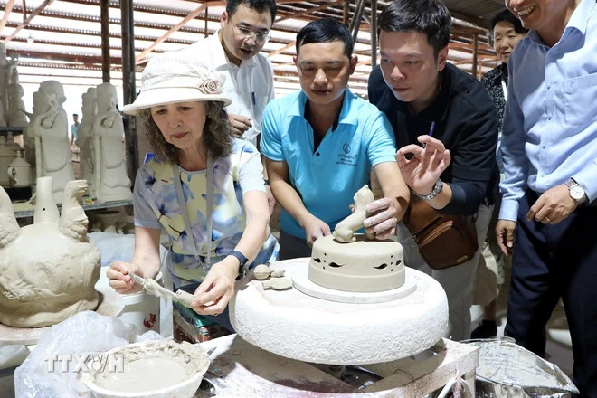 Gốm Chu Đậu góp phần quảng bá văn hóa Việt tại Kỳ họp ABAC 3