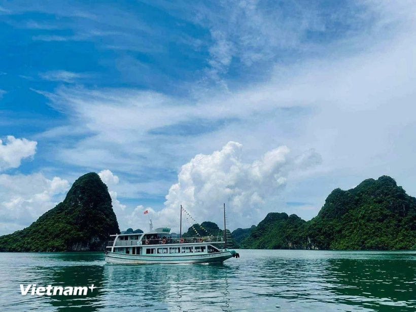 Cần chú ý gì để có chuyến du lịch bằng tàu thuyền an toàn trong mùa mưa bão?