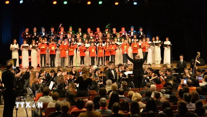 Nhạc Hoàng Vân - cầu nối Việt kiều với quê hương