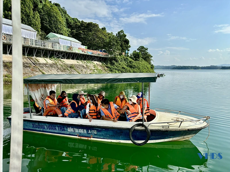 Mùa hè chữa lành” giữa rừng xanh, suối mát