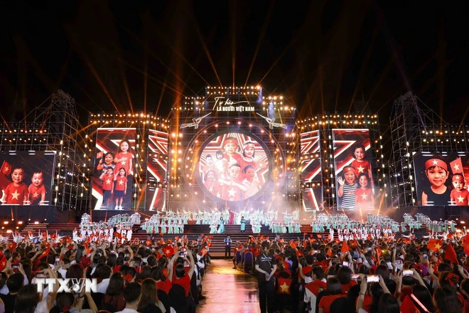 30.000 khán giả hòa ca Quốc ca trong chương trình “Tự hào là người Việt Nam”