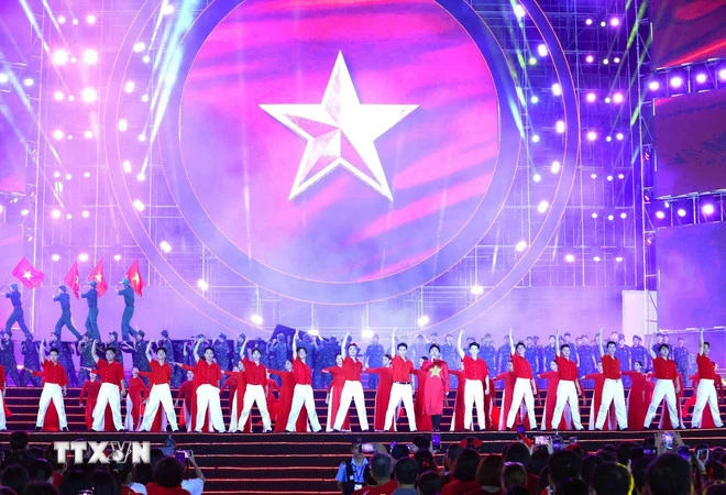 30.000 khán giả hòa ca Quốc ca trong chương trình “Tự hào là người Việt Nam”