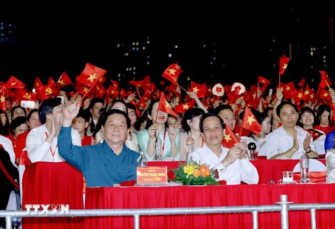 30.000 khán giả hòa ca Quốc ca trong chương trình “Tự hào là người Việt Nam”