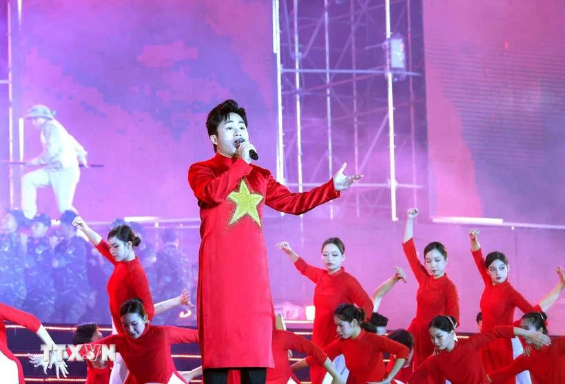 30.000 khán giả hòa ca Quốc ca trong chương trình “Tự hào là người Việt Nam”