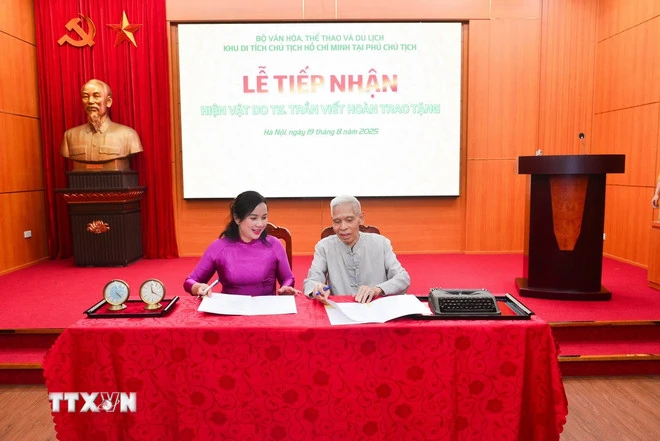 Khu Di tích Phủ Chủ tịch tiếp nhận hiện vật do người cận vệ của Bác Hồ trao tặng