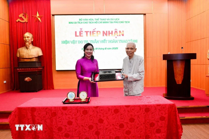 Khu Di tích Phủ Chủ tịch tiếp nhận hiện vật do người cận vệ của Bác Hồ trao tặng