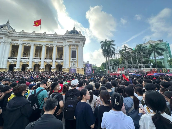 Show Việt Nam trong tôi: Nhà hát lớn đông nghịt người chờ phát vé miễn phí