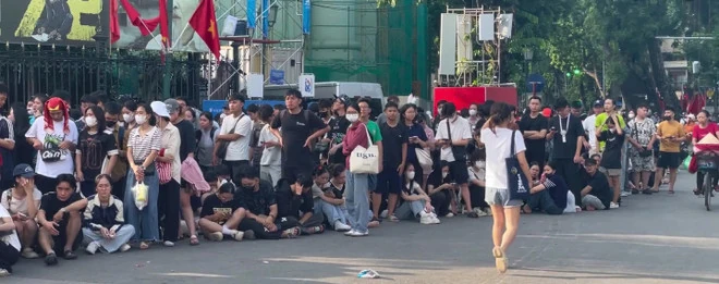 Show Việt Nam trong tôi: Nhà hát lớn đông nghịt người chờ phát vé miễn phí