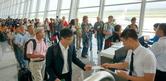 Vé máy bay nhích dần, tàu hỏa 