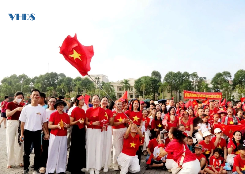 Khoảnh khắc đẹp và xúc động của người dân Hạc Thành xem Lễ diễu binh, diễu hành kỷ niệm 80 năm ngày Quốc khánh 2/9