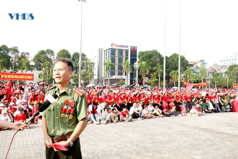 Khoảnh khắc đẹp và xúc động của người dân Hạc Thành xem Lễ diễu binh, diễu hành kỷ niệm 80 năm ngày Quốc khánh 2/9