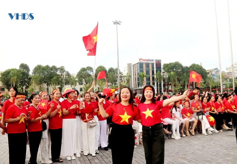 Khoảnh khắc đẹp và xúc động của người dân Hạc Thành xem Lễ diễu binh, diễu hành kỷ niệm 80 năm ngày Quốc khánh 2/9