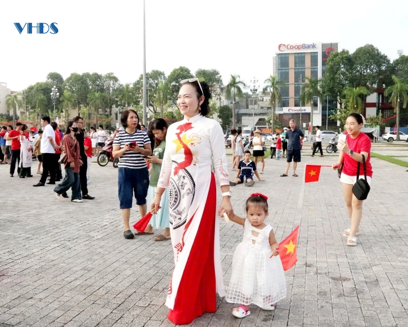 Khoảnh khắc đẹp và xúc động của người dân Hạc Thành xem Lễ diễu binh, diễu hành kỷ niệm 80 năm ngày Quốc khánh 2/9