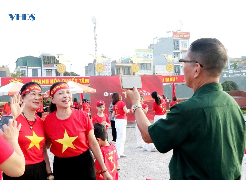 Khoảnh khắc đẹp và xúc động của người dân Hạc Thành xem Lễ diễu binh, diễu hành kỷ niệm 80 năm ngày Quốc khánh 2/9