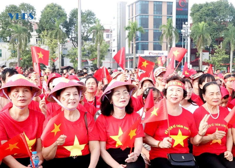 Khoảnh khắc đẹp và xúc động của người dân Hạc Thành xem Lễ diễu binh, diễu hành kỷ niệm 80 năm ngày Quốc khánh 2/9