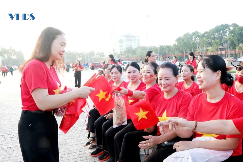 Khoảnh khắc đẹp và xúc động của người dân Hạc Thành xem Lễ diễu binh, diễu hành kỷ niệm 80 năm ngày Quốc khánh 2/9