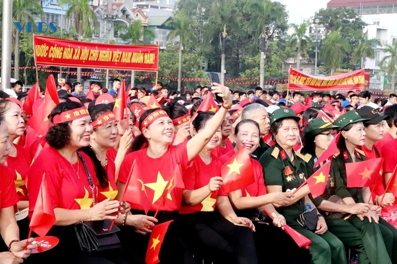 Khoảnh khắc đẹp và xúc động của người dân Hạc Thành xem Lễ diễu binh, diễu hành kỷ niệm 80 năm ngày Quốc khánh 2/9