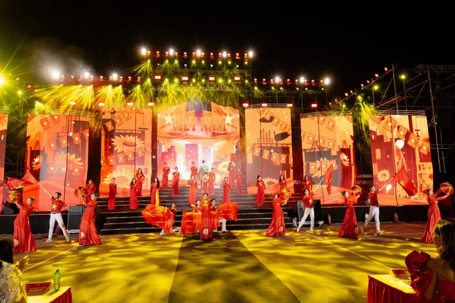 Nữ giảng viên y tế đăng quang Hoa hậu Doanh nhân Hương sắc Việt Nam 2025