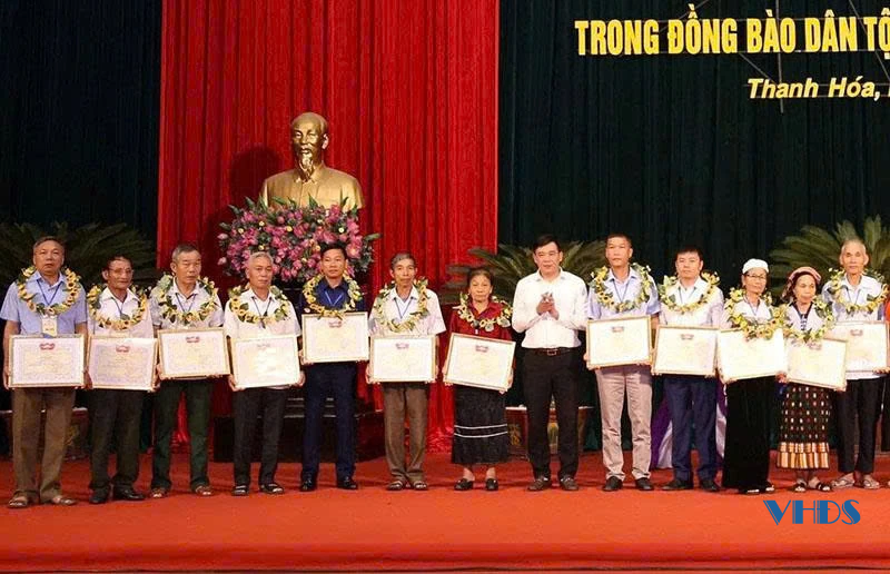 Những cánh chim đầu đàn xây dựng bản làng