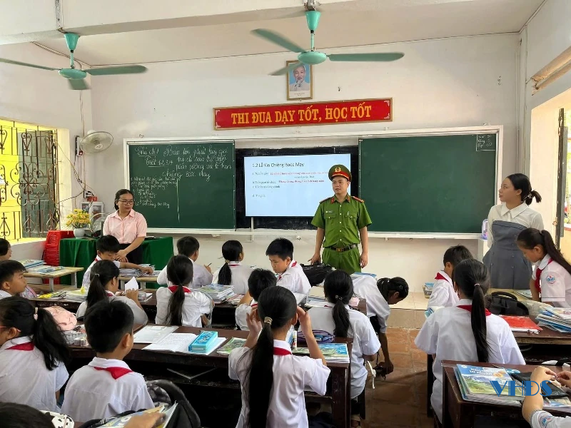 Hưởng ứng tháng cao điểm học sinh nghiêm chỉnh chấp hành pháp luật về phòng chống ma túy