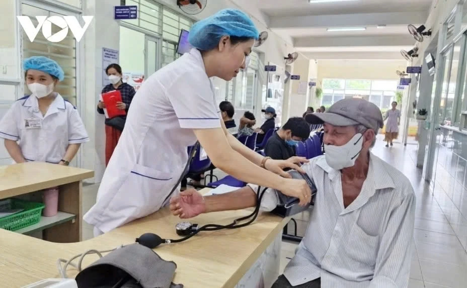 Củng cố trạm y tế xã, chuyển trọng tâm từ chữa bệnh sang phòng bệnh