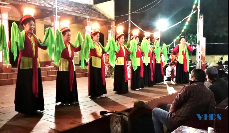 Vang vọng tiếng chèo bên sông