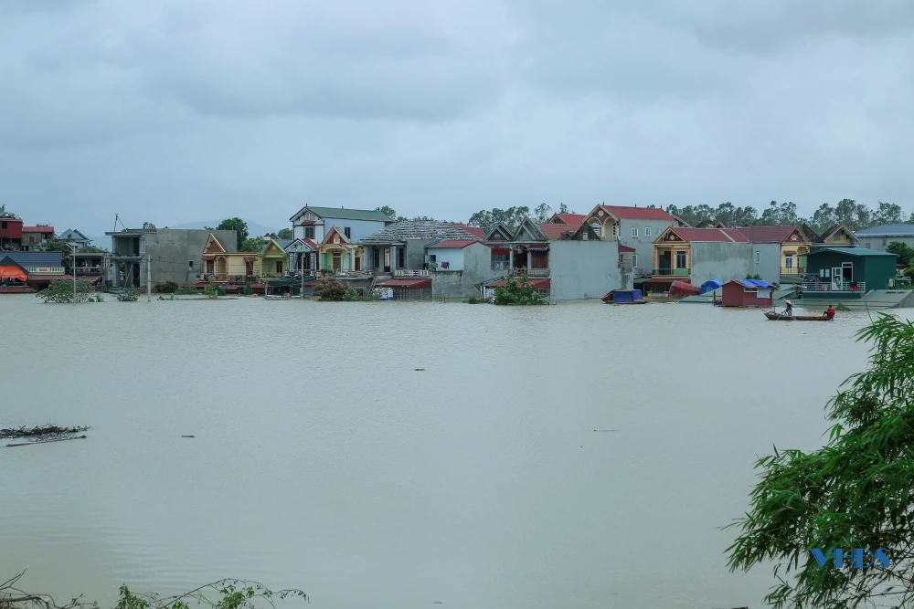 Tích cực hỗ trợ người dân phố Giang Thanh bị ngập lụt