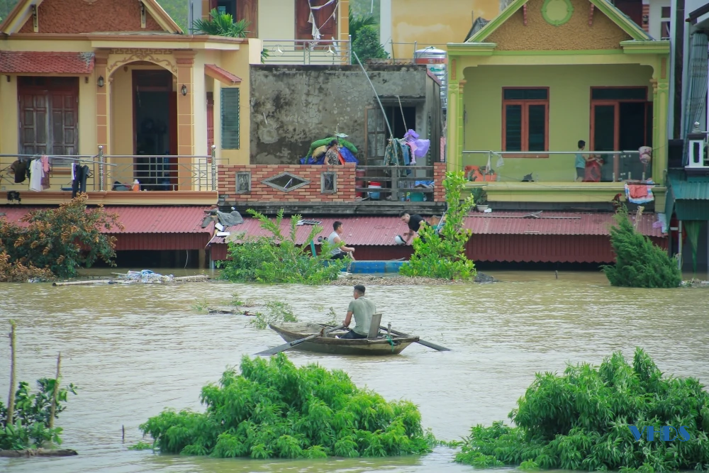 Tích cực hỗ trợ người dân phố Giang Thanh bị ngập lụt