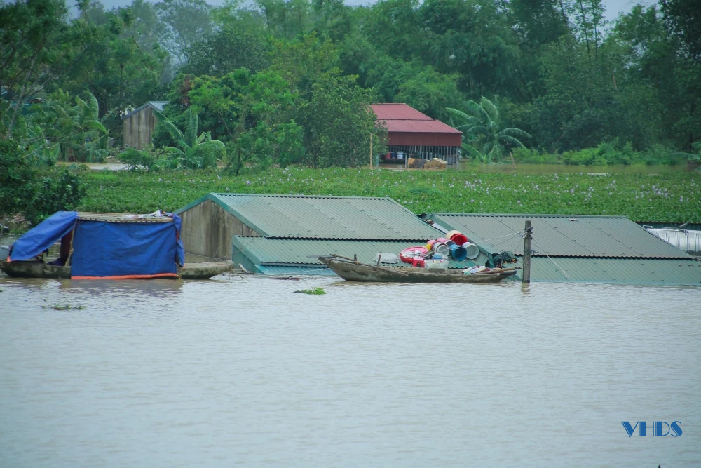 Tích cực hỗ trợ người dân phố Giang Thanh bị ngập lụt