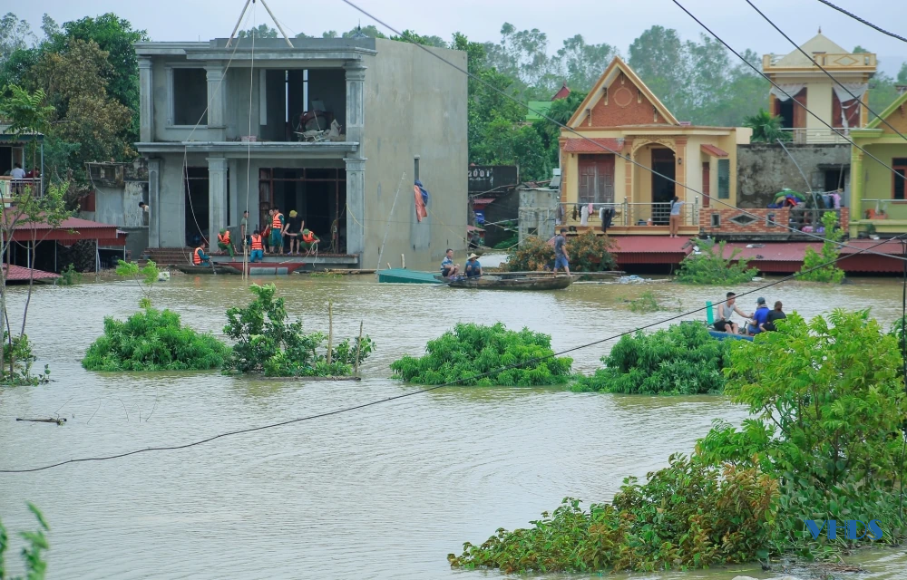 Tích cực hỗ trợ người dân phố Giang Thanh bị ngập lụt