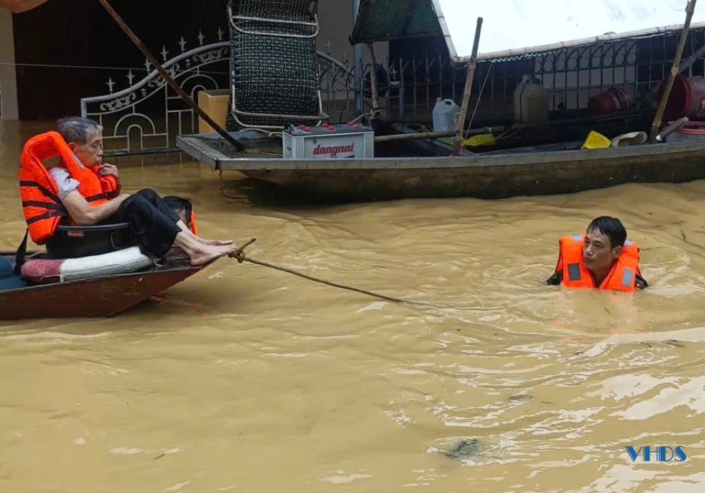 Tích cực hỗ trợ người dân phố Giang Thanh bị ngập lụt