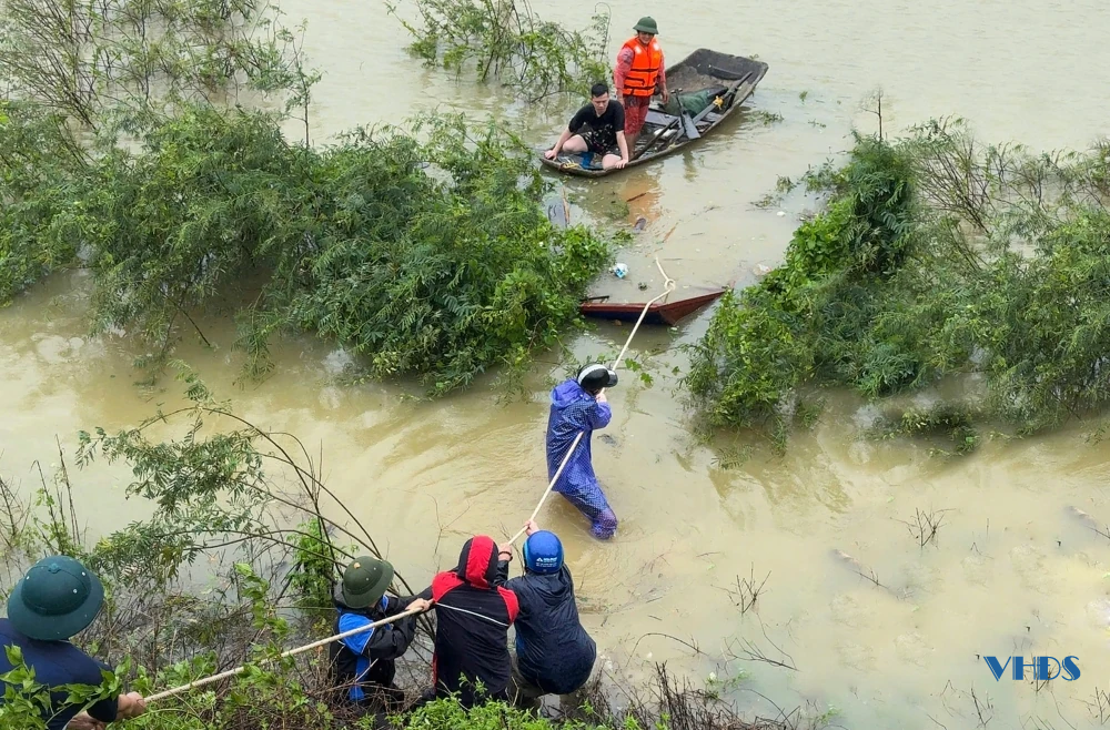 Tích cực hỗ trợ người dân phố Giang Thanh bị ngập lụt