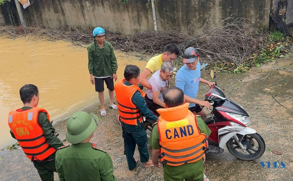 Tích cực hỗ trợ người dân phố Giang Thanh bị ngập lụt