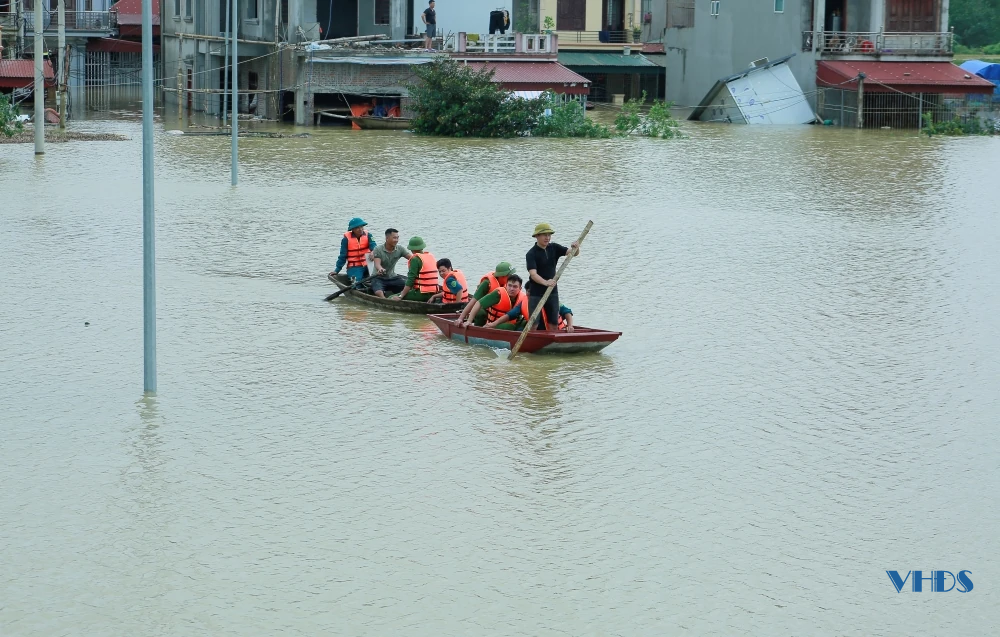 Tích cực hỗ trợ người dân phố Giang Thanh bị ngập lụt