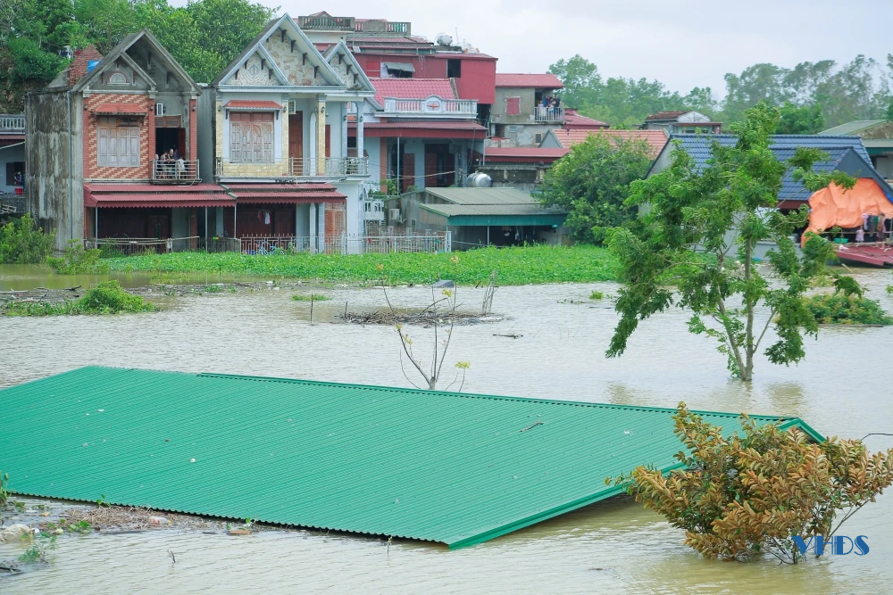 Tích cực hỗ trợ người dân phố Giang Thanh bị ngập lụt