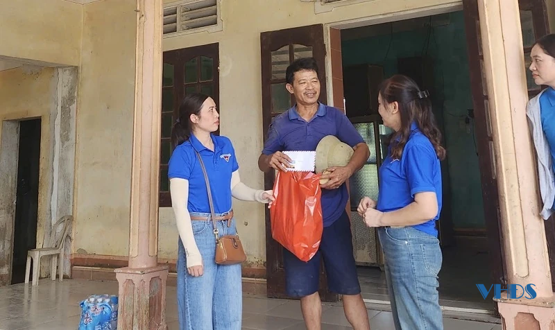 Hơn 1 tấn gạo đến với người dân vùng lũ