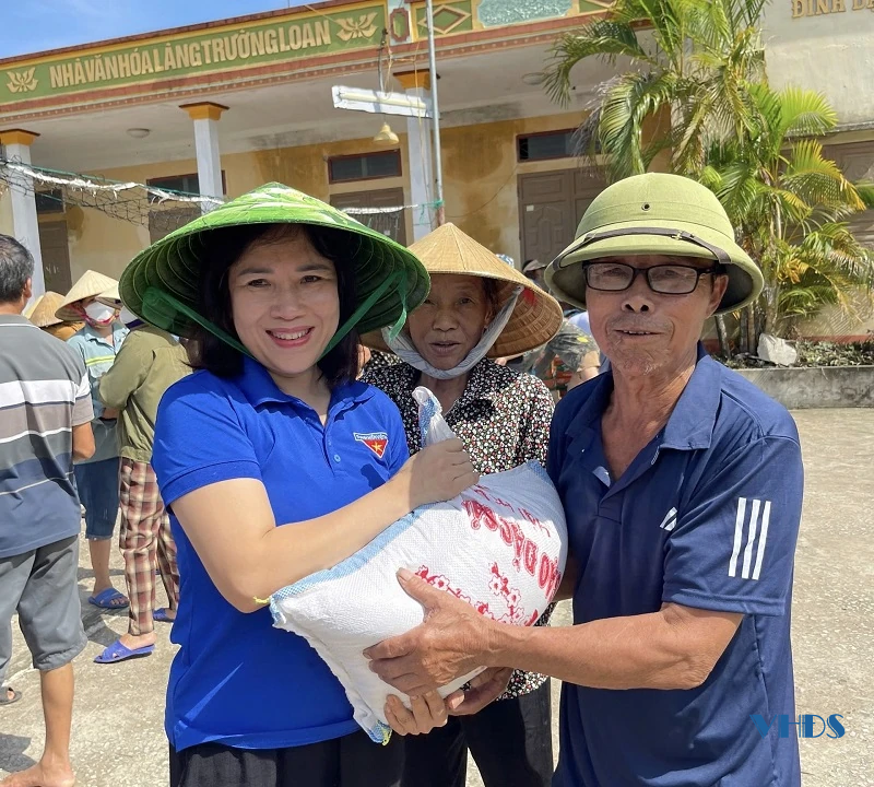 Hơn 1 tấn gạo đến với người dân vùng lũ