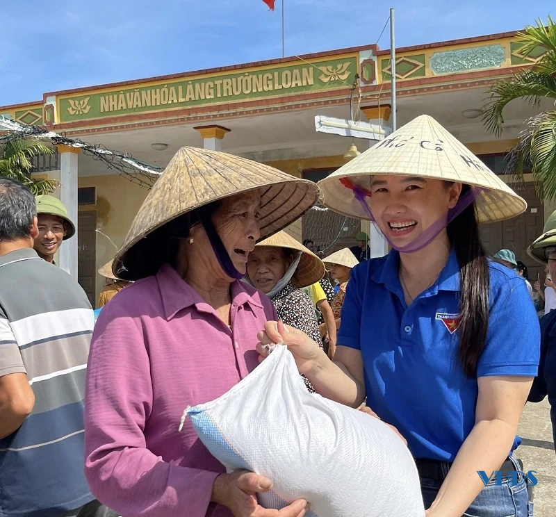 Hơn 1 tấn gạo đến với người dân vùng lũ