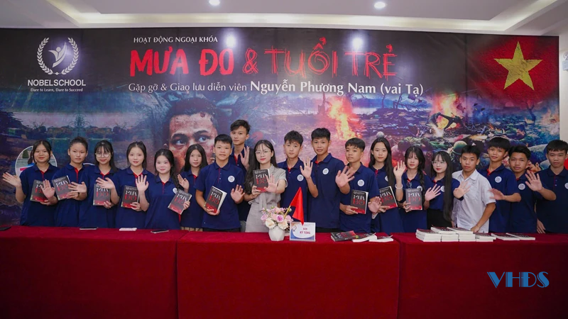 Cơn sốt “Mưa đỏ”: Tiết học lịch sử qua những thước phim