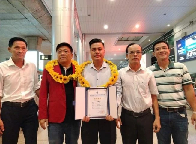 Thưởng nóng vận động viên Lại Lý Huynh vô địch cờ tướng thế giới