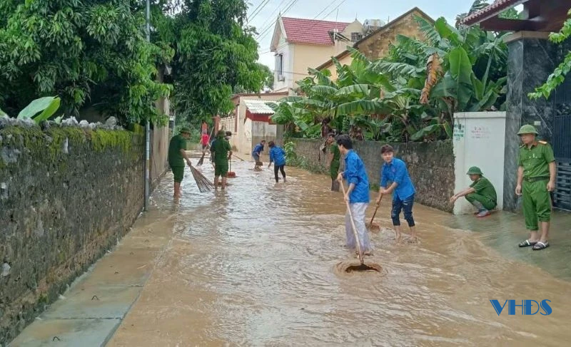 Xã Cẩm Vân huy động toàn bộ lực lượng ra quân dọn dẹp sau bão số 10