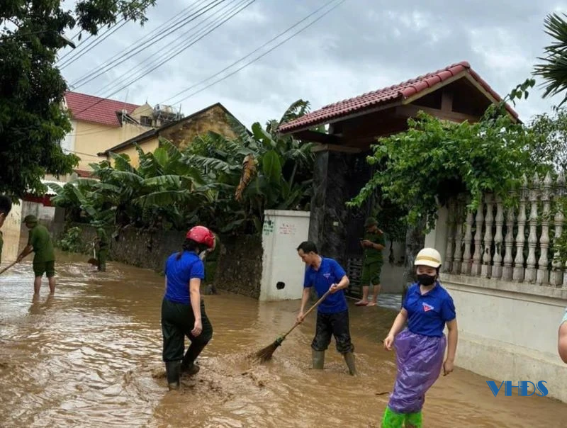 Xã Cẩm Vân huy động toàn bộ lực lượng ra quân dọn dẹp sau bão số 10
