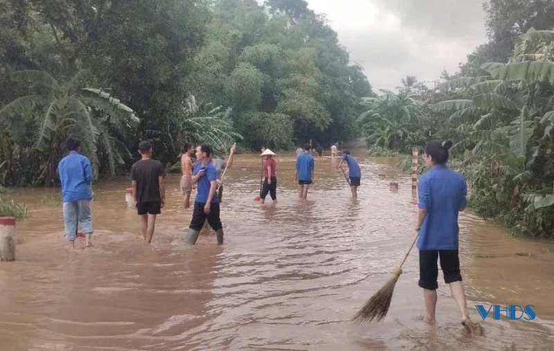 Xã Cẩm Vân huy động toàn bộ lực lượng ra quân dọn dẹp sau bão số 10